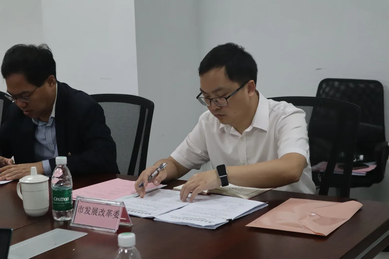 深圳市政协副主席吴以环一行领导莅临迈步机器人参观调研,共谋康复养老产业发展