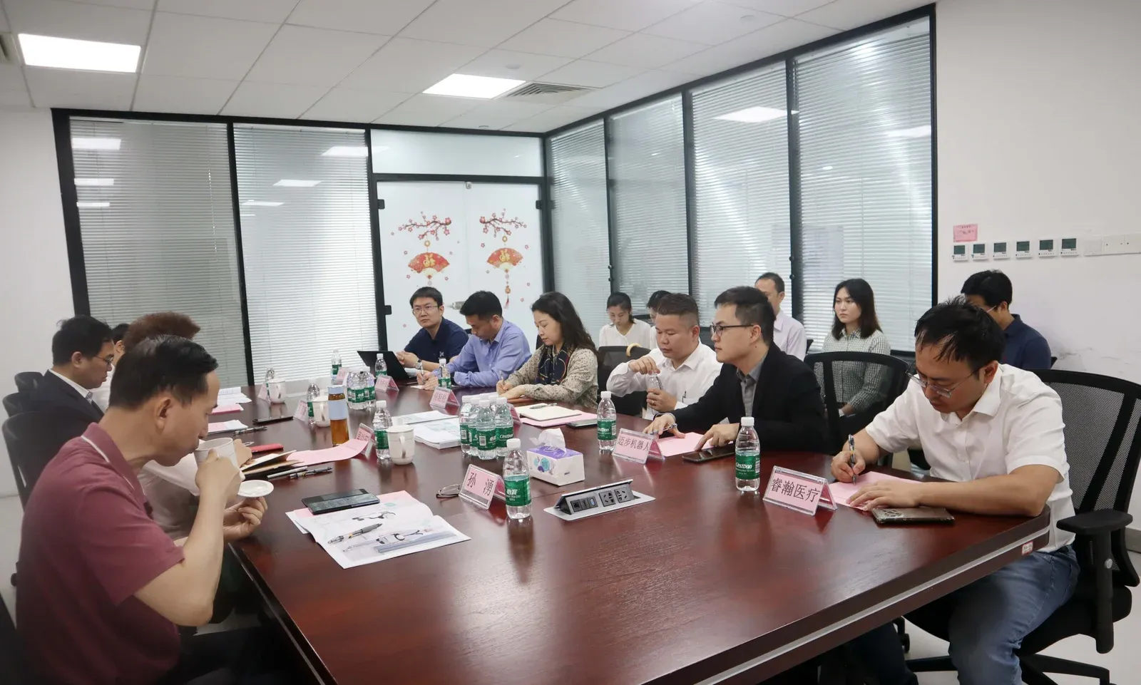 深圳市政协副主席吴以环一行领导莅临迈步机器人参观调研,共谋康复养老产业发展