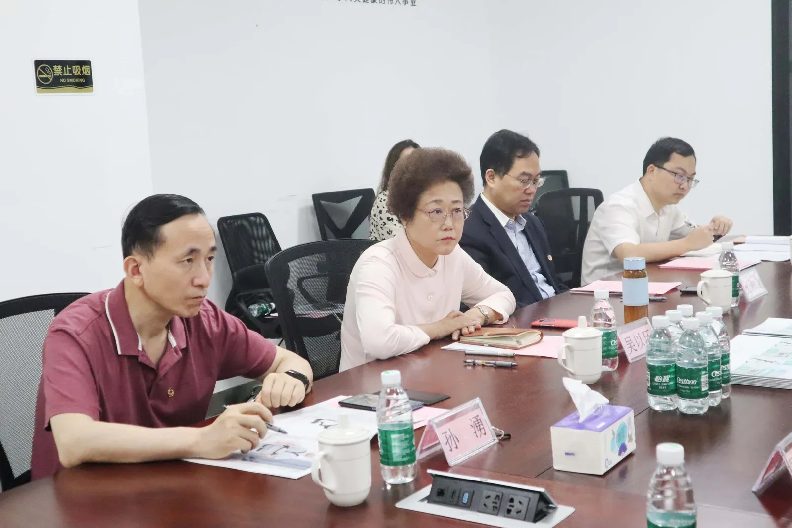 深圳市政协副主席吴以环一行领导莅临迈步机器人参观调研,共谋康复养老产业发展
