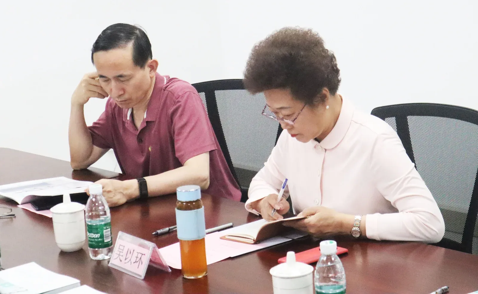 深圳市政协副主席吴以环一行领导莅临迈步机器人参观调研,共谋康复养老产业发展