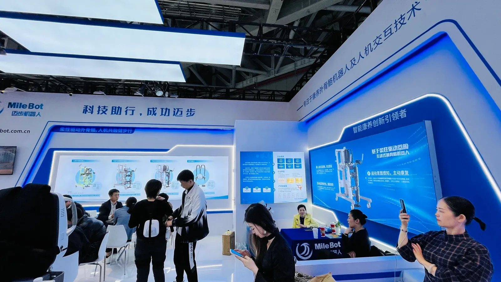 「完美收官」迈步机器人闪耀上海CMEF展，以创新之力谱写康复新篇章