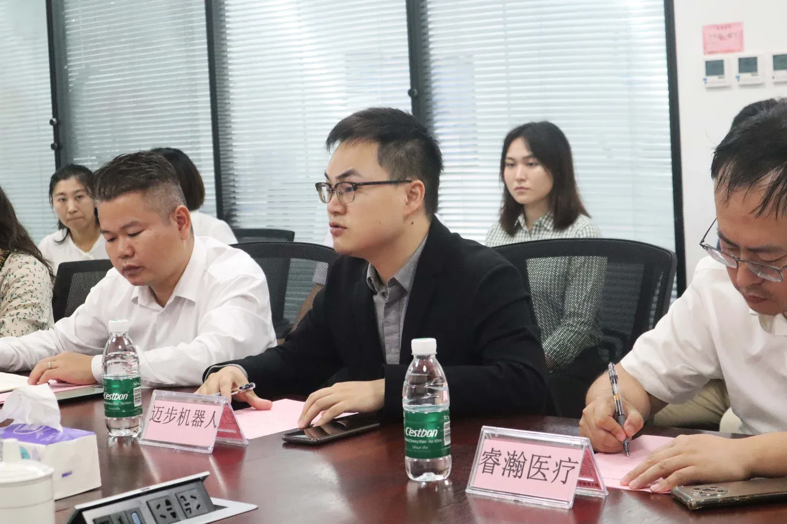 深圳市政协副主席吴以环一行领导莅临迈步机器人参观调研,共谋康复养老产业发展