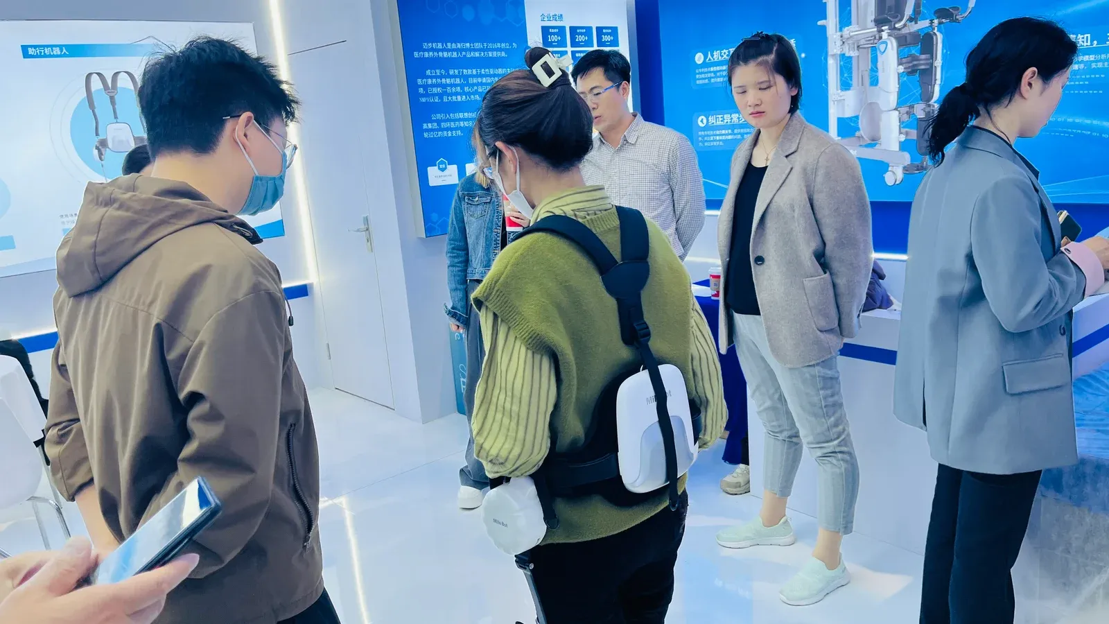 「完美收官」迈步机器人闪耀上海CMEF展，以创新之力谱写康复新篇章
